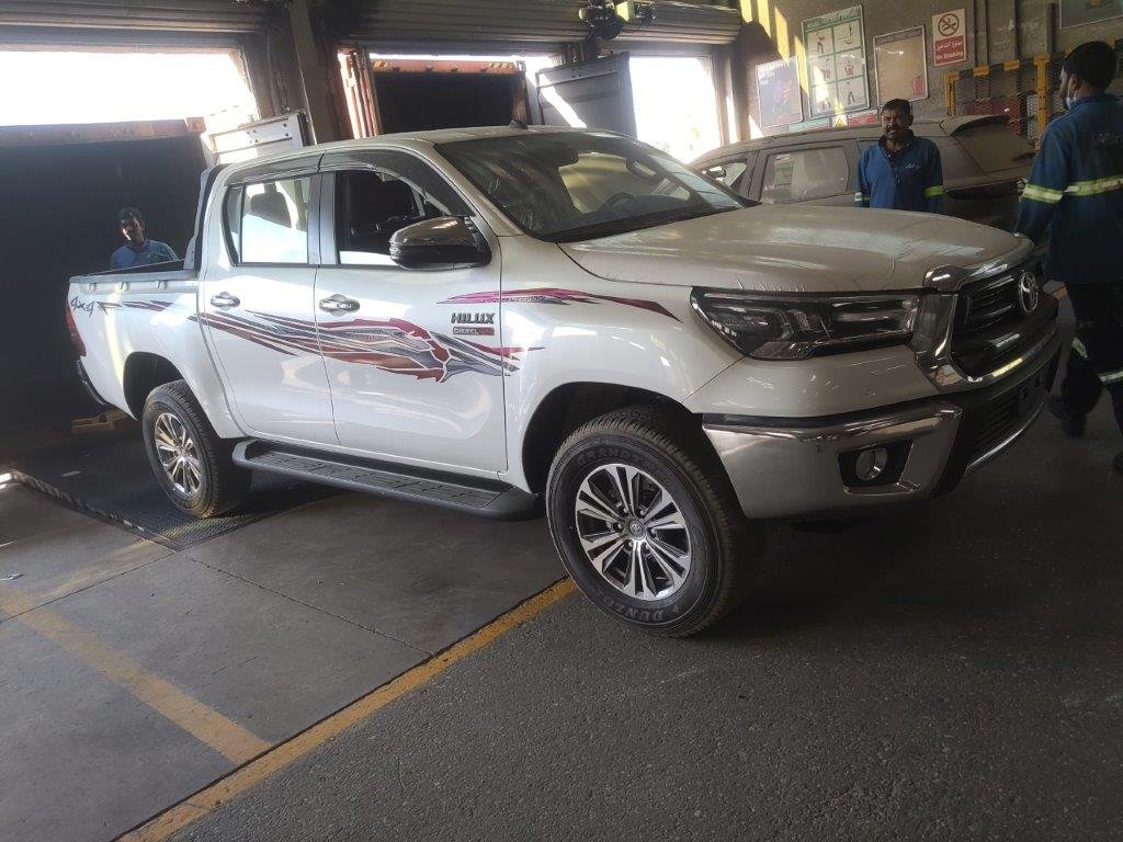 شحن سيارة Hilux GR