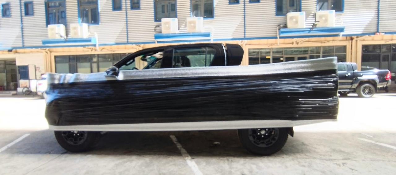 SHIPPING 2 UNITS HILUX GR AND COUNQUEST 1