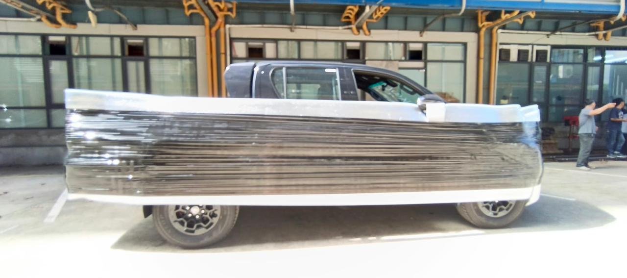 SHIPPING 2 UNITS HILUX GR AND COUNQUEST (2)